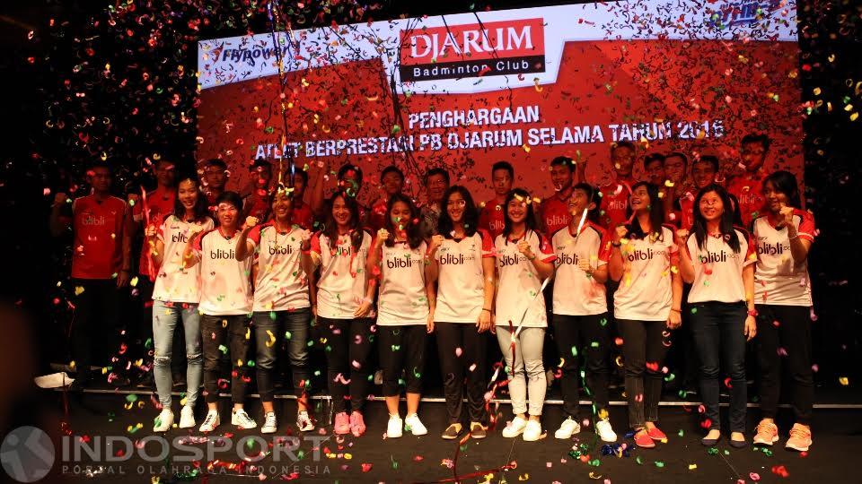 Para atlet PB Djarum foto bersama usai acara penghargaan Atlet Berprestasi PB Djarum 2016.